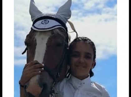 Fanni az 14 éves gyönyörű kislány, aki tegnap egy kamionos elütött, és meghalt.. A szülei teljesen összetörtek a fájdalomtól