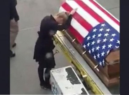 Szívszorító! A katona feleségét engedték oda leghamarabb a repülőhöz. De amikor a koporsóhoz érkezett... (videó)