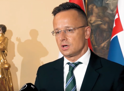 Juszt László ezt üzente Szijjártónak: “Te kártékony majom!”