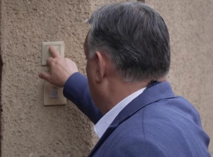 ORBÁN VIKTOR BECSÖNGETETT EGY CSALÁDHOZ VÁCON: A KAMERA MEGÖRÖKÍTETTE, HOGY FOGADTÁK