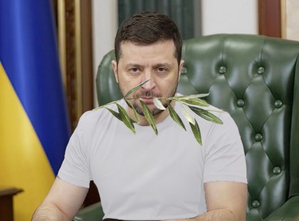 Zelenszkij az egész világ előtt videóüzenetben kért bocsánatot a magyaroktól! A videó komolyságot jelzi, hogy az ukrán elnök fehér pólót vett fel az alkalomra és egy olajfaágat tart a szájában.