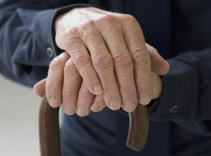 Szívszorító! Miután az idős bácsi elhunyt az idősek otthonában, a nővérek találtak valamit, ami megváltoztatta az életüket