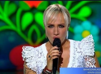 TÓTH GABI KÁPRÁZATOS, FEHÉR RUHÁBAN LÉPETT SZÍNPADRA, AZTÁN A DAL KÖZBEN TÖRTÉNT VALAMI