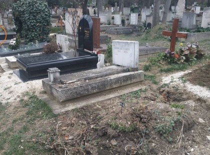 Ma Hofi Géza sírjánál jártunk.. még a szó is elakadt, mikor megláttuk az emlékhelyét.. 20 éve temették el