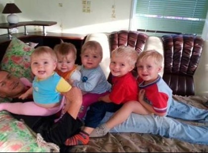 Felesége halála után egyedül nevelte a hat gyermeket… de nézze, mivel jutalmazta meg a sors!