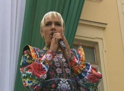 TALPIG NÉPVISELETBEN, ÁTSZELLEMÜLVE ÉNEKELTE TÓTH GABI A HIMNUSZT A FIDESZ KAMPÁNYRENDEZVÉNYÉN – VIDEÓ