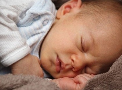 Nagyapja letette aludni a bébit. Mikor a szülei meglátták, HOVÁ, elakadt a szavuk is!