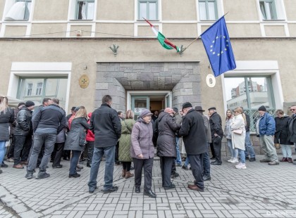 Egymásnak adják a kilincset! ? Erdély is választ! ❤️A székelyek tudják a kötelességüket! Tolongnak a csíkszeredai konzulátuson a szavazni vágyók, óriási sor alakult ki!