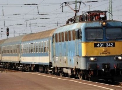 Tegnap hazafele a vonaton egy fülkében utaztam egy 83 éves bácsival, amikor hirtelen a fülkénkbe bejött két fiú és beleharapott a bácsi szendvicsébe, majd...