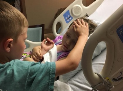 Igazi testvéri szeretet! 6 éves kisfiú vigasztalja a haldokló kishúgát:apuka rögzítette a szívfacsaró pillanatot