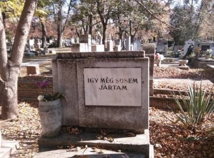 A temetőben járva olyan sírkő feliratokat láttunk, amitől te is dobsz egy hátast