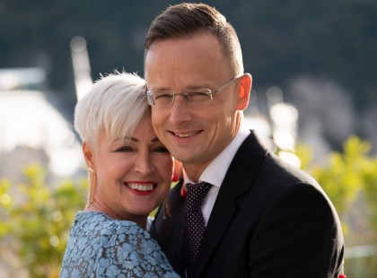 MEGMUTATTA ESKÜVŐI KÉPÉT SZIJJÁRTÓ SZILVIA : ÍGY NÉZETT KI MENYASSZONYKÉNT SZIJJÁRTÓ PÉTER OLDALÁN!