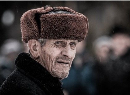 A férfi idősotthonba kényszeríti idős édesapját – kisfia csak egyetlen frappáns kérdést tesz fel, és a férfi máris üveges tekintettel mered maga elé…