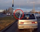 Gyerekek ilyen nincs..... Ez a budapesti autós valamit észrevett az út szélén, majd olyat tett, hogy mindenkinek leesett az álla (videó)