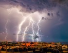 12 megyére adtak ki riasztást !Égszakadás jön !2 cm-es jégdarabokra hívja fel a figyelmet a meteorológiai szolgálat, amihez 70 km/órás szél társul !