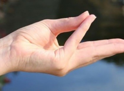 Ez igazi csoda: tartsd a kezed ilyen pózban, csodálatos dolog következik be!