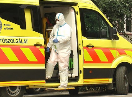 Reggel 8-9 között mentőt hívtam az exférjemhez, mert úgy ítéltem meg, hogy súlyos az állapota. Fájt a feje, vérzett az orra, nem tudott beszélni és elferdült a szája. Én a stroke tüneteit véltem felfedezni. A mentő elég gyorsan kiért, de ami bent történt...