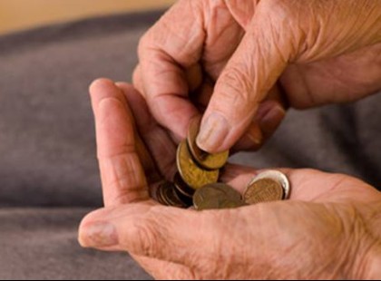 “Ma egy idős néni vásárolt előttem a húsboltban, aki csak a pénztárnál jött rá, hogy nincs elég pénz nála – Ekkor kijött a tulajdonos, és Ezt tette ott, mindenki előtt!”