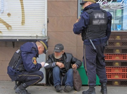 A rendőr leült a hajléktalanhoz a földre. Fogalma sem volt arról, hogy felvették, amit ezután tett