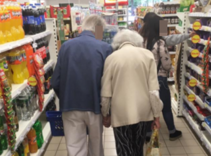 Ma a szegedi Tescoban ez az idős házaspár állt előttem a kasszánál és sírt! Mikor rájöttem az okára, én is könnyezni kezdtem, majd Ezt tettem! Sajnos nem egyedi az eset!!