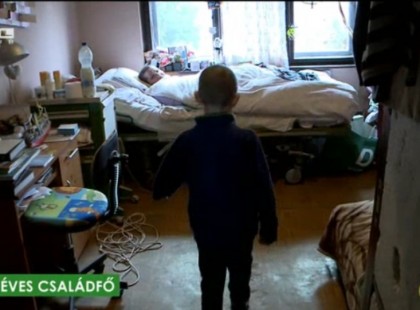 Elismerésre méltó módon ápolja nagymamáját a 7 éves Danika