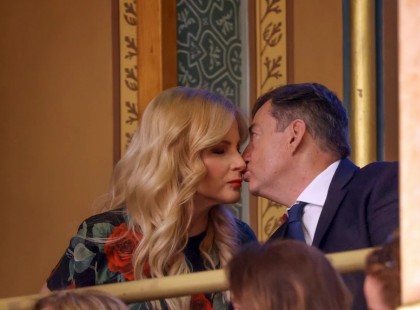 Csukott szemmel csókolja Mészáros Lorincet a felesége. Ezt jelenti a pszichológus szerint..