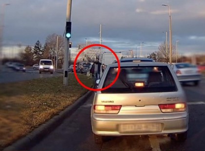 Gyerekek ilyen nincs..... Ez a budapesti autós valamit észrevett az út szélén, majd olyat tett, hogy mindenkinek leesett az álla (videó)