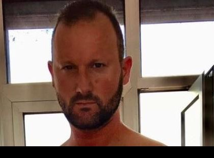 ALEKOSZ LEVETTE A PÓLÓT, HOGY MEGMUTASSA, HOGY KIGYÚRTA MAGÁT: “SZÉP JÓ REGGELT, HÖLGYEIM!”