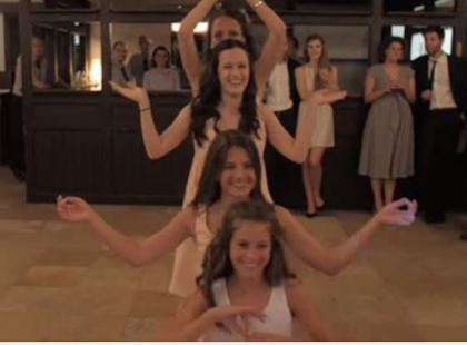 Az egész világ a magyar esküvőn ámul! Nézd, milyen táncot hozott össze a menyasszony 4 húga és 4 öccse: