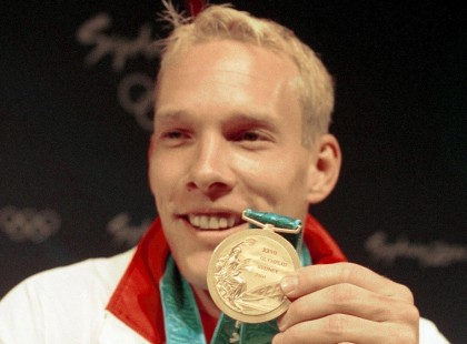 Sajnos, mintha átok ülne a 2000-es Sydney-i olimpia érmesein. Az élsportolók közül sokan hunytak el fájóan fiatalon: Nagyon szomorú. Ők 6-an hunytak el Sydney bajnokai közül fájdalmasan fiatalon