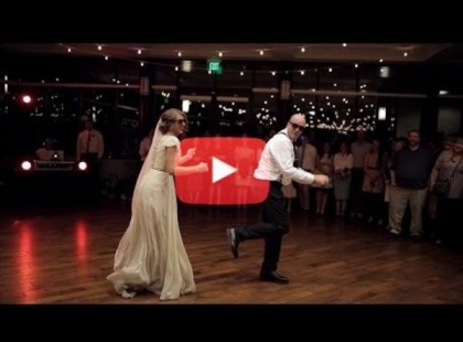 Futótűzként terjedt a neten az elképesztően laza apuka, aki lánya esküvőjén átértelmezte az apa-lánya táncot! Eldőlsz a röhögéstől, ha megnézed! ?