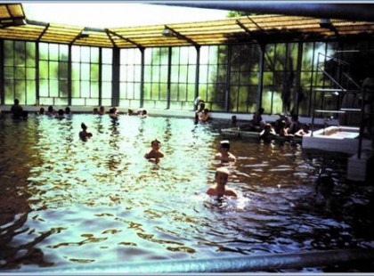 Ez hazánk valószínűleg legolcsóbb termálfürdője! Mindössze 1000 forint egy napra! Reuma, egyes bőrbetegségek, nőgyógyászati gondok esetén remek! Nyitva tartása, címe az alábbi: