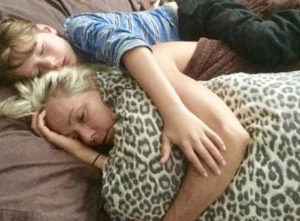 A kisfiú átöleli anyukáját, majd a fotót feltölti a netre. Mikor kiderült, miért, majd' megszakadt a szívünk