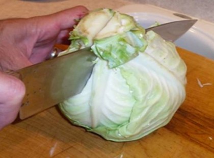 Szeletekre vágja a káposztát, majd a világ legfinomabb gyors vacsoráját készíti belőle!