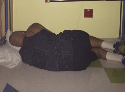 Első ránézésre csak egy férfi fekszik a földön. De ha utána kicsit jobban megnézed mi is van valójában, a szemedből kicsordul a könny is!