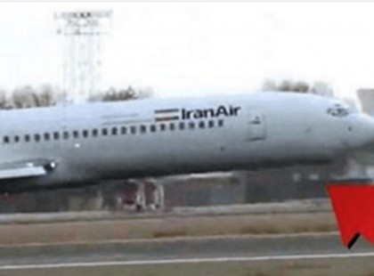 Nem nyilt ki a repülő futóműve landoláskor… de figyeld meg mit tesz a pilóta… (megérdemelte a tapsot)!