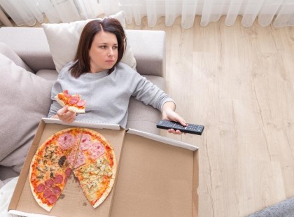 Én egy lusta feleség vagyok és nem szégyellem bevallani ezt. Nem főzök, rendelem az ételt vacsorára, akkor rakok rendet a házban, amikor már nagy a rendetlenség, szeretek napközben aludni. És a férjem szeret, tudjátok miért?