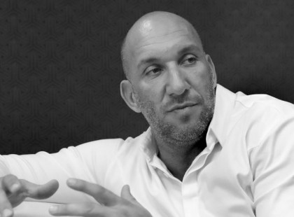 Ő a titokzatos nő .Ő Hella aki ki vitte a titokzatos csokrot Berki Krisztián temetése előtt