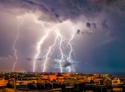 12 megyére adtak ki riasztást !Égszakadás jön !2 cm-es jégdarabokra hívja fel a figyelmet a meteorológiai szolgálat, amihez 70 km/órás szél társul !