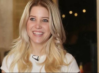 Leesett a rajongók álla, kivel mutatkozott Szabó Zsófi!