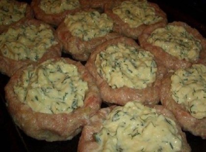 Az uncsi fasírt helyett itt egy kis változatosság: darálthúsos fészek sajttal töltve, amit nem kell olajban sütni