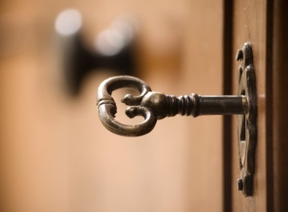 Elment takarítani a nagymamájához, de amit a titkos reteszben talált, attól az egész család élete megváltozott