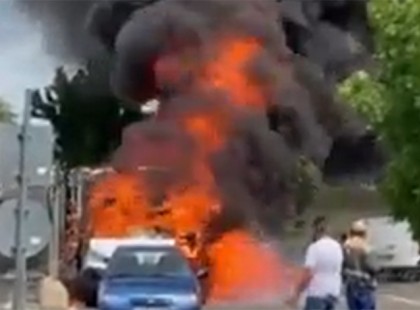 Kigyulladt egy méregdrága BMW az Auchan parkolójában, átterjedt a tűz 4 másik autóra is, miért égnek ki a BMW-k? - videó