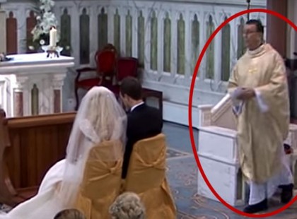 Még a násznép is megütközött, mikor szónoklat helyett ezt tette a pap az ifjú pár előtt