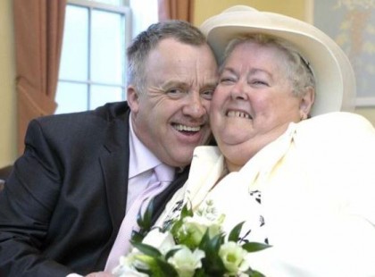 FELESÉGÉT ÉS KÉT GYERMEKÉT IS ELHAGYTA, HOGY NŐÜL VEHESSE SAJÁT ANYÓSÁT: A FÉRFI EZEKET MONDTA A KÍNZÓ KÉRDÉSEKRE