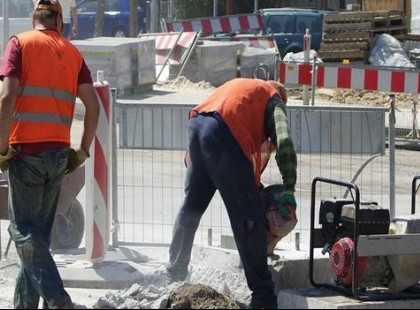 A főnök megtiltotta nekik, hogy rövidnadrágban dolgozzanak. Amit erre léptek, attól mindenkiből kitört a nevetés!