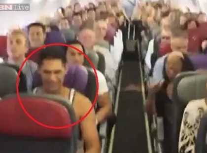 A repülőgép utasai álmukban sem gondolták volna, hogy ilyen különleges élményben lesz részük. Kész szerencse, hogy valaki felvette videóra: