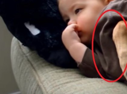 A kisfiú lázasan fekszik a kanapén: édesanyja berohan hozzá, és a látványtól könnybe lábad a szeme