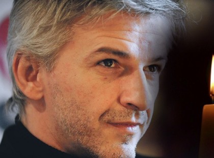 Kedves Mindenki ! Szomorú hírt kaptunk! Sajnos ő már nincs közöttünk. Gyászol  Alföldi Róbert nagyon megviselte az újabb szörnyű tragédia!