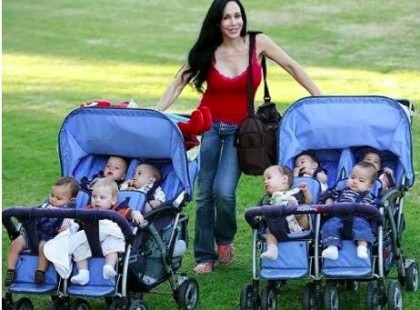 Már 10 esztendő eltelt, mióta a nyolcas ikrek megszülettek – így néz ki az édesanyjuk és a gomba módra növő lurkók